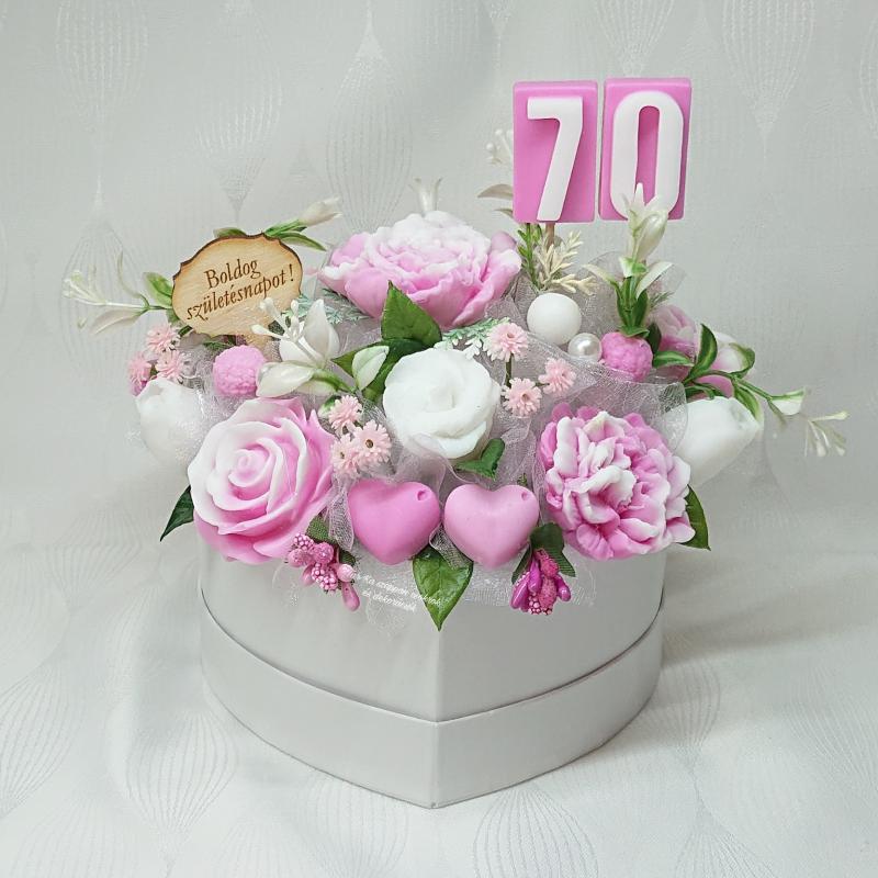 Közepes születésnapi szappanvirág csokor szív formájú boxban