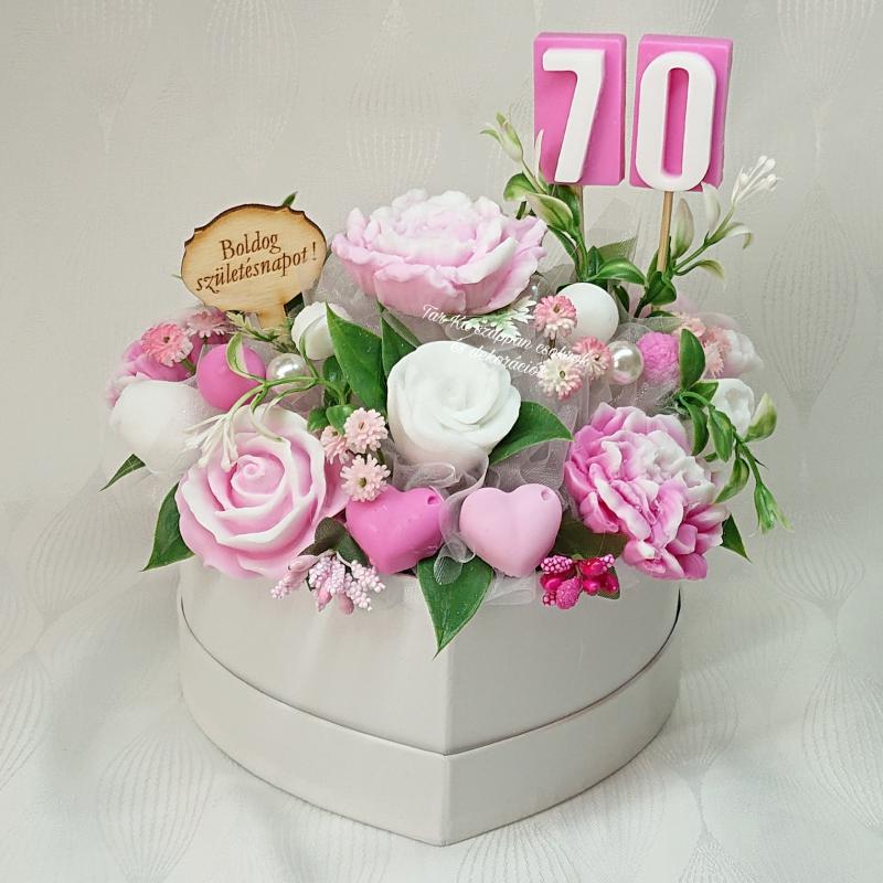 Közepes születésnapi szappanvirág csokor szív formájú boxban