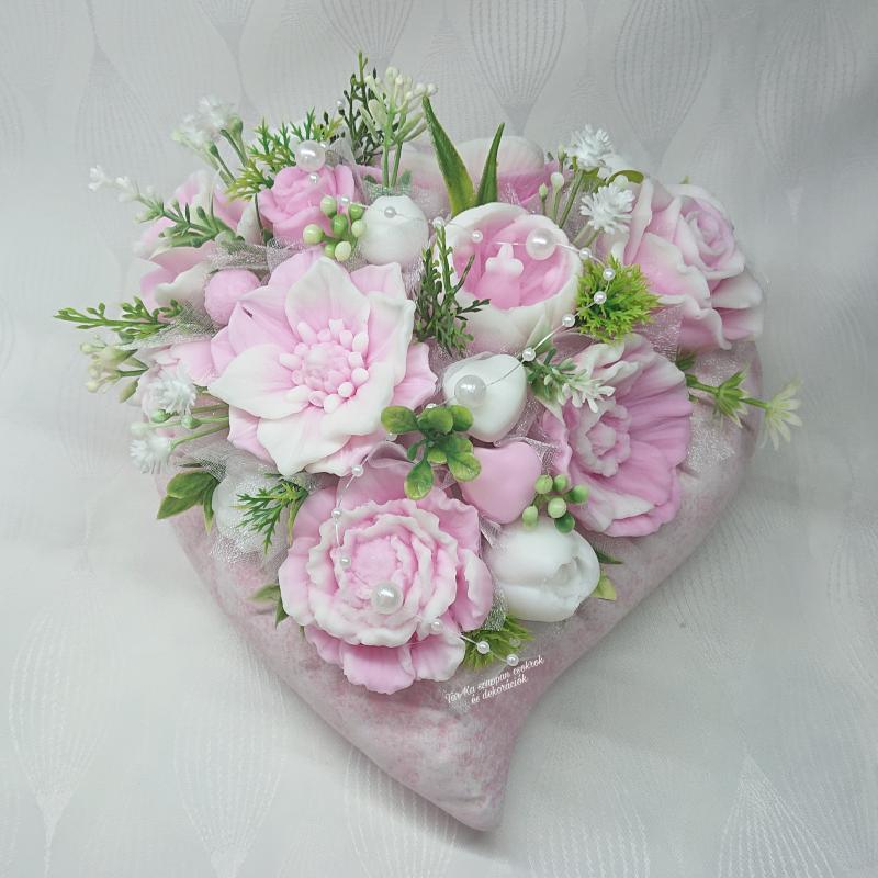 Különleges, nagy, fehér - rózsaszín szappanvirág csokor kerámia szívben
