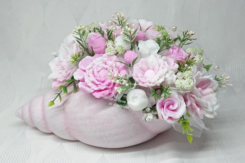 Különleges nagy szappanvirág csokor csigaházban