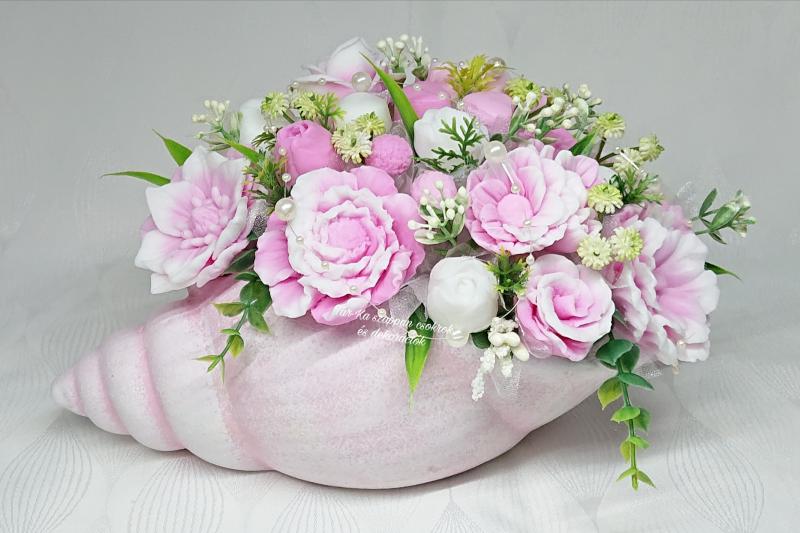 Különleges nagy szappanvirág csokor csigaházban