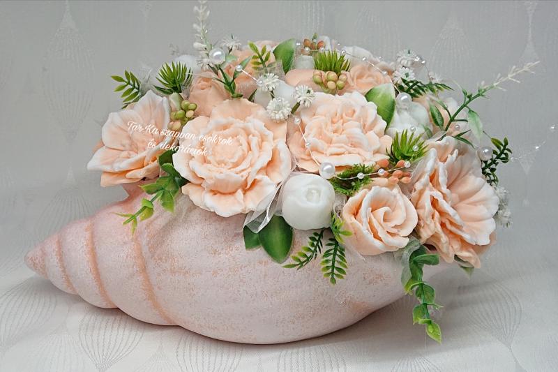 Különleges nagy szappanvirág csokor csigaházban