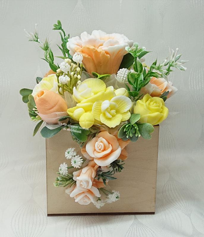 Különleges szappanvirág csokor fa dobozban