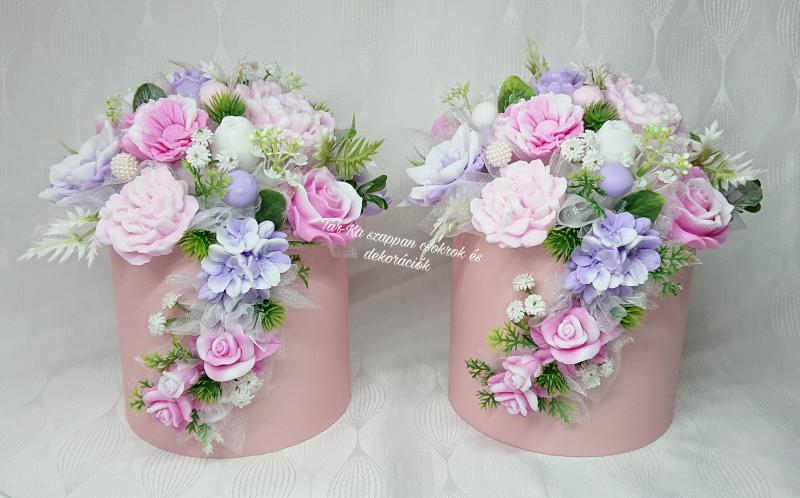 Különleges szülőköszöntő rózsaszín-lila-fehér illatos szappanvirág csokor