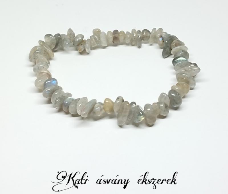 Labradorit gömbölyített ásvány karkötő