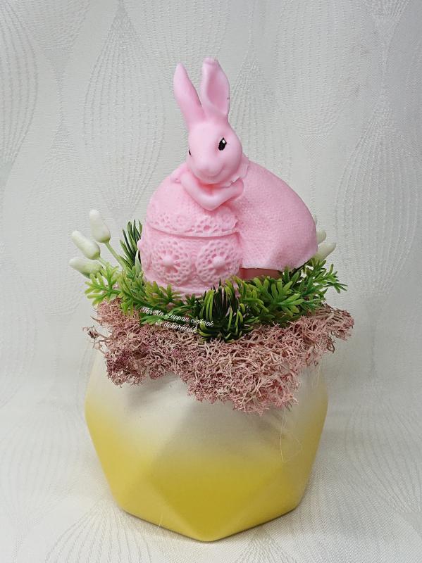 Lány rózsaszín nyuszis csokor