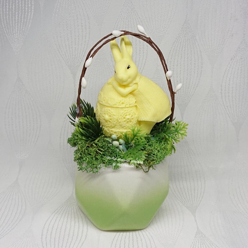 Lány sárga nyuszis csokor