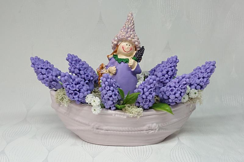 Levendula szappanvirág csokor csónak alakú kaspóban levendula babával