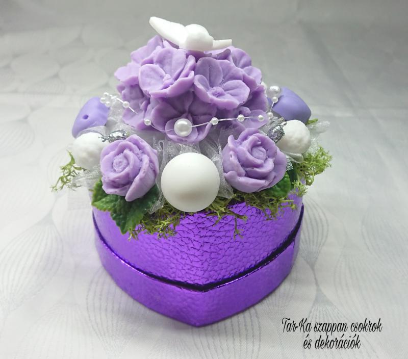 Lila - fehér illatos szappan csokor szív formájú boxban