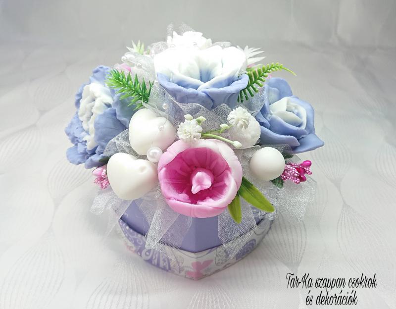 Lila - fehér - rózsaszín illatos szappan csokor szív formájú boxban