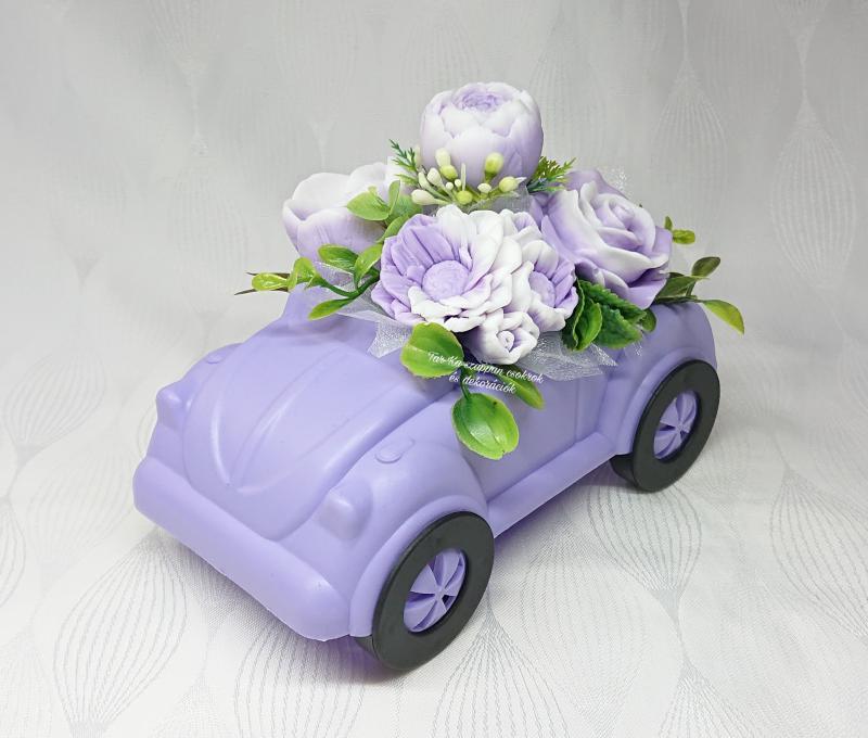 Lila - fehér szappanvirág csokor autóban