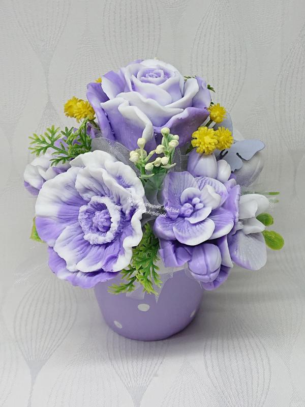 Lila-fehér szappanvirág csokor pöttyös kaspóban