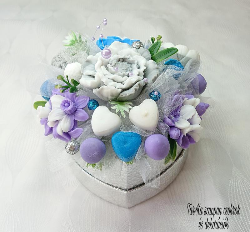 Lila - kék - szürke - fehér illatos szappan csokor szív formájú boxban