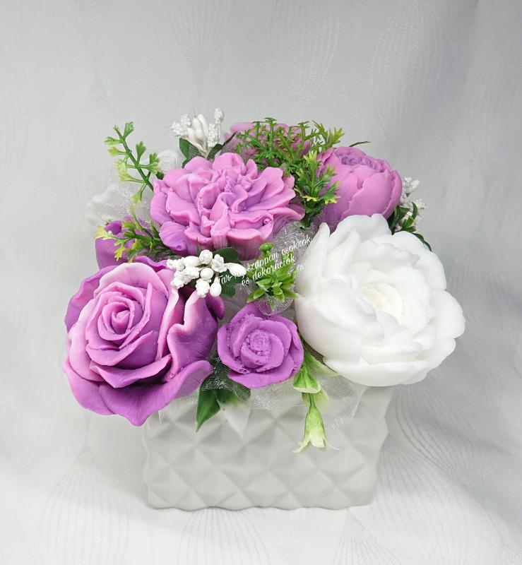 Lila - rózsaszín - fehér szappanvirág dekoráció rombusz mintás kaspóban