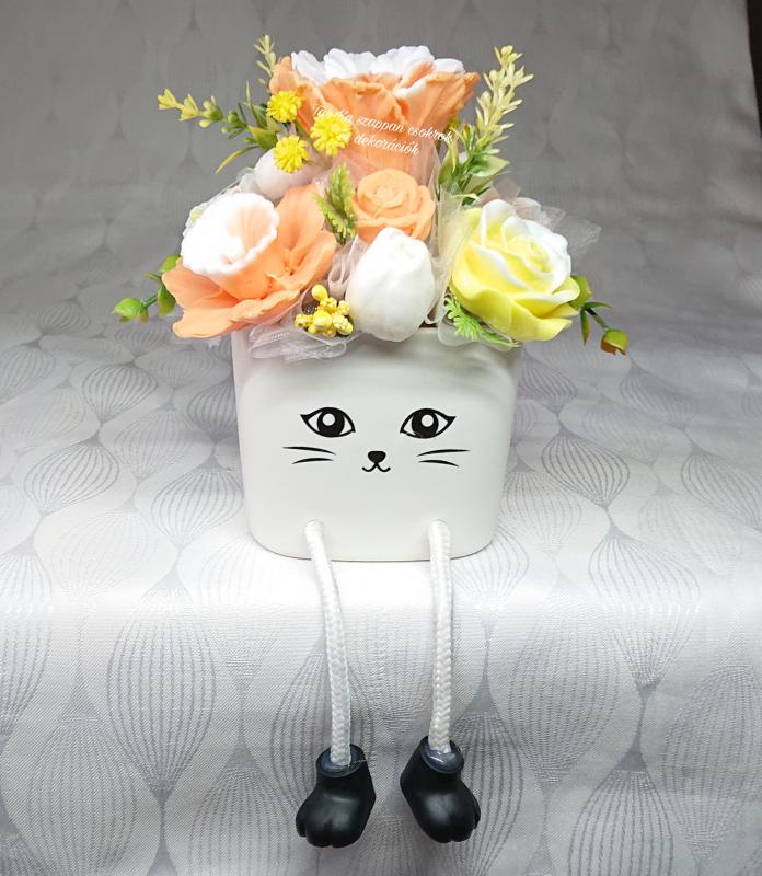 Lógó lábú cicás illatos szappanvirág csokor