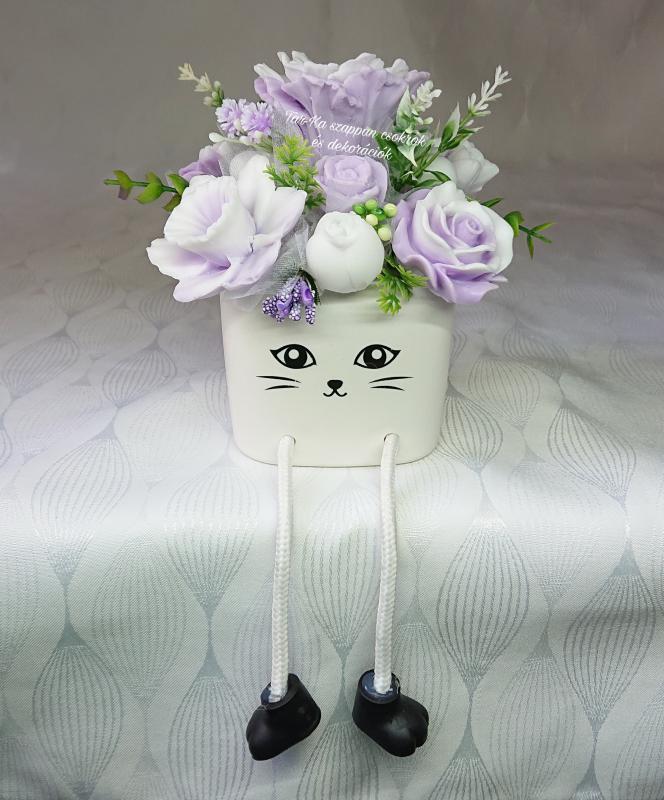 Lógó lábú cicás illatos szappanvirág csokor