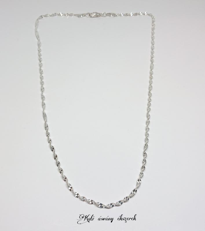 Medálokhoz való díszes csavart nyaklánc