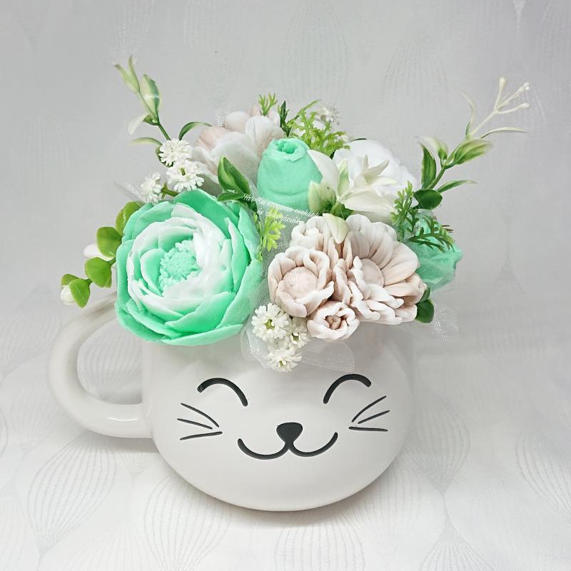 Mentazöld- nude - fehér macskás szappanvirág csokor cicás bögrében