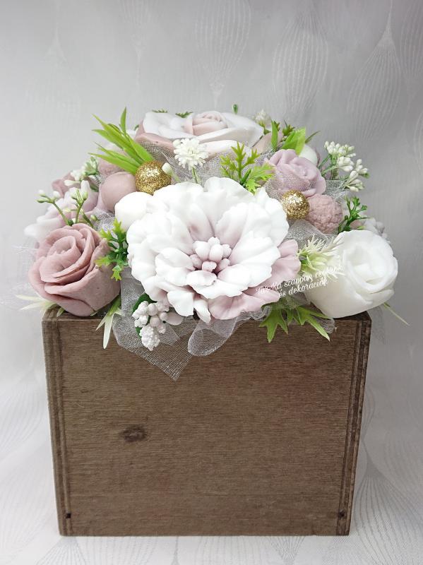 Nagy barna - csokibarna - fehér illatos szappan csokor fa dobozban