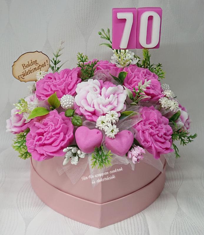 Nagy születésnapi szappanszegfű csokor szív formájú boxban