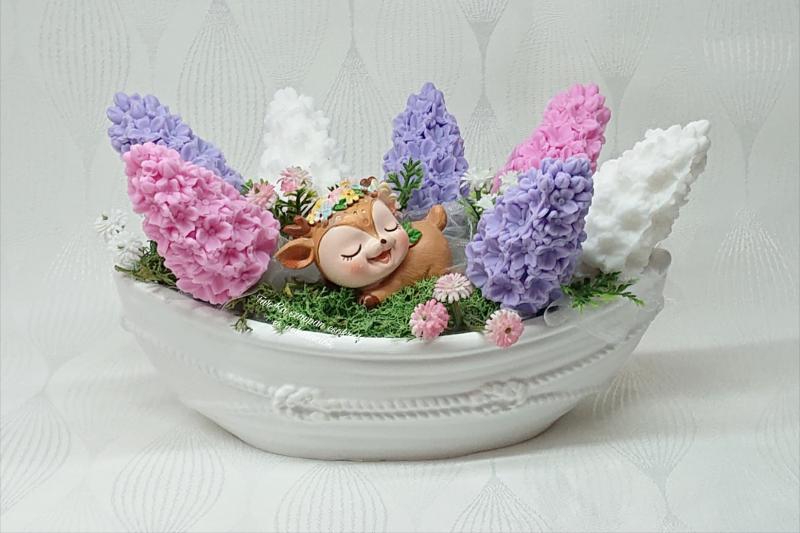 Orgona szappanvirág csokor csónak alakú kaspóban kis alvó őzikével