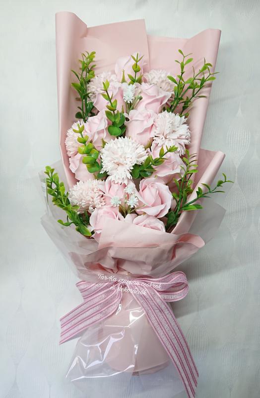 Óriás 17 szálas szappanvirág csokor díszdobozban