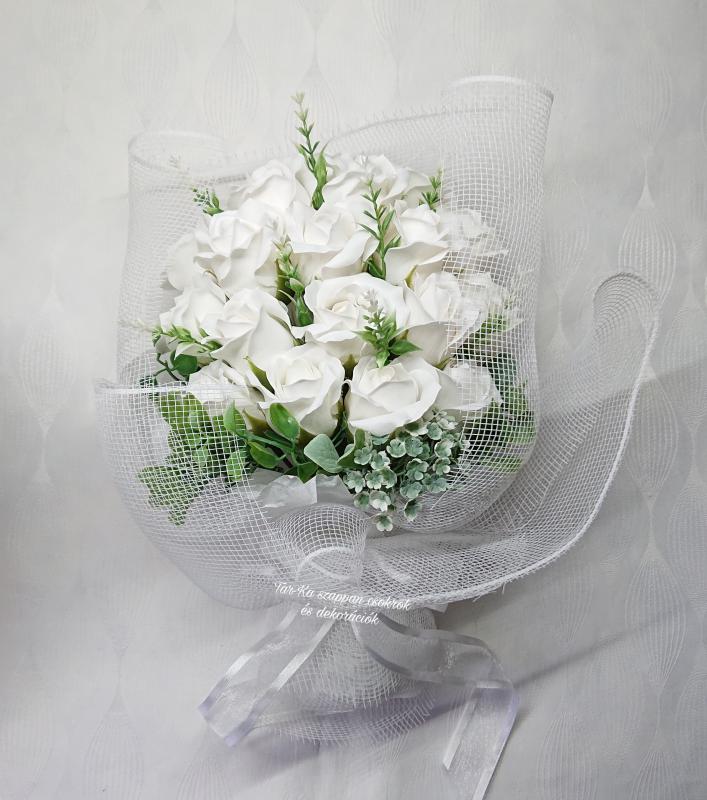 Óriás 19 szálas fehér szappanrózsa csokor díszdobozban