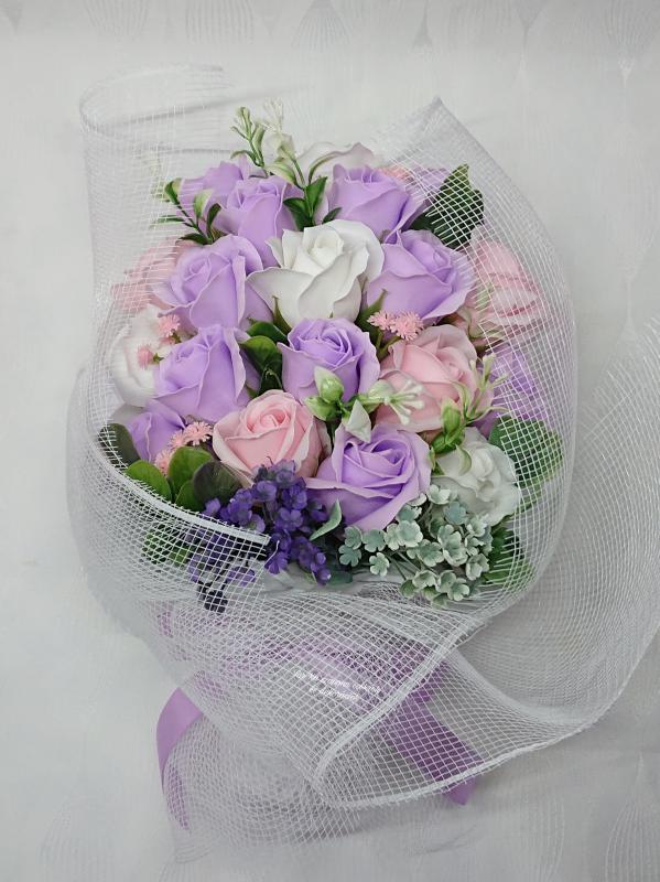 Óriás 19 szálas szappanrózsa csokor díszdobozban