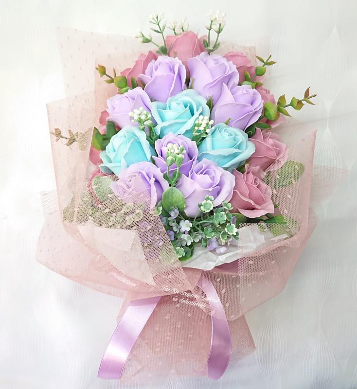 Óriás 19 szálas szappanrózsa csokor díszdobozban