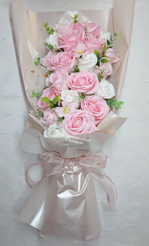 Óriás 21 szálas szappanrózsa csokor díszdobozban