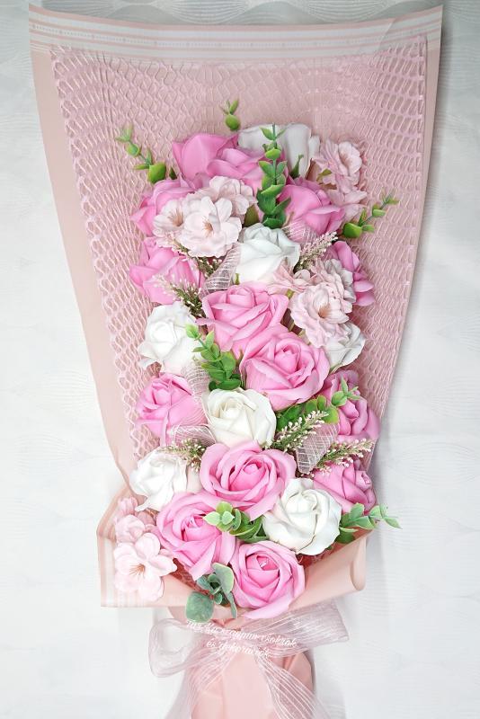 Óriás 21 szálas szappanrózsa csokor díszdobozban