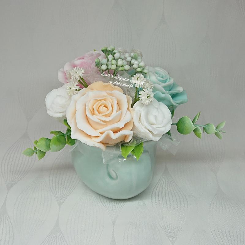 Pasztell szappanrózsa csokor csigás kaspóban