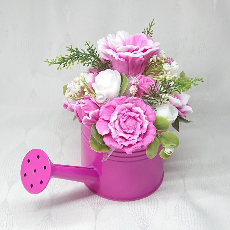 Pink - fehér szappanvirág csokor fém locsolókannában