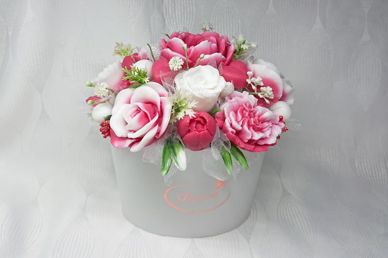 Piros - fehér illatos szappanvirág csokor