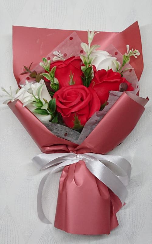 Piros - fehér közepes 5 szálas szappanrózsa csokor díszdobozban