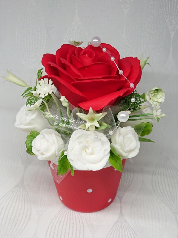 Piros-fehér szappanvirág csokor pöttyös kaspóban