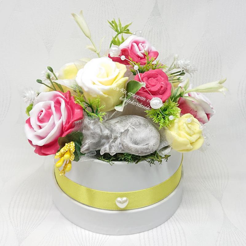 Piros - sárga - fehér cicás szappanvirág csokor