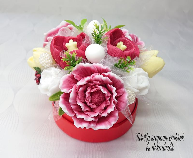 Piros - sárga - fehér szappan csokor kerek formájú boxban