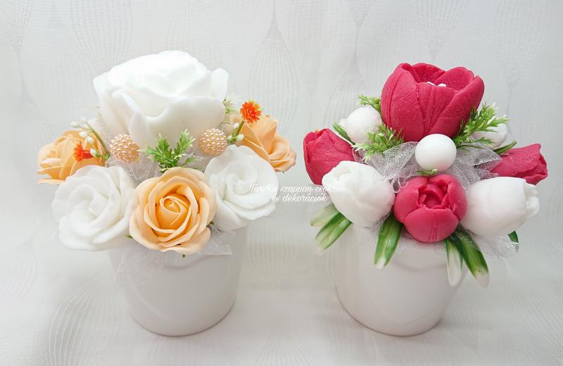 Piros vagy narancs színű szappanvirág csokor, kicsi szív mintás kaspóban