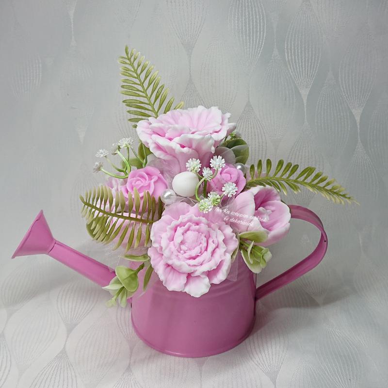 Rózsaszín - fehér szappanvirág csokor fém locsolókannában