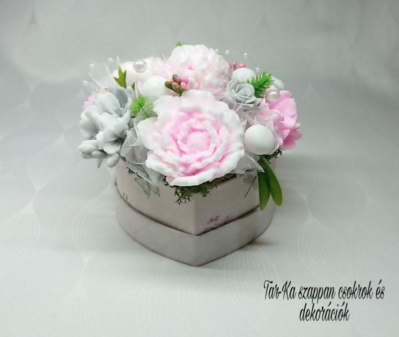 Rózsaszín - fehér - szürke szappanvirág dekoráció szív formájú boxban jázmin illattal