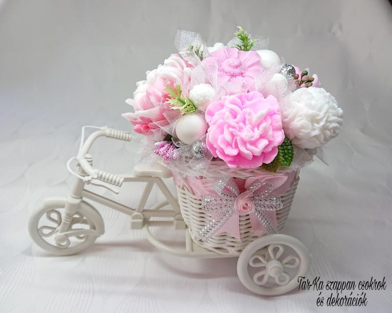 Rózsaszín kavalkád illatos szappan asztaldísz tricikliben