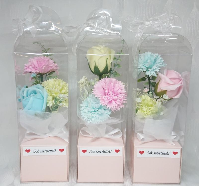 Sok szeretettel! vidám, színes 3 szálas csokor díszdobozban