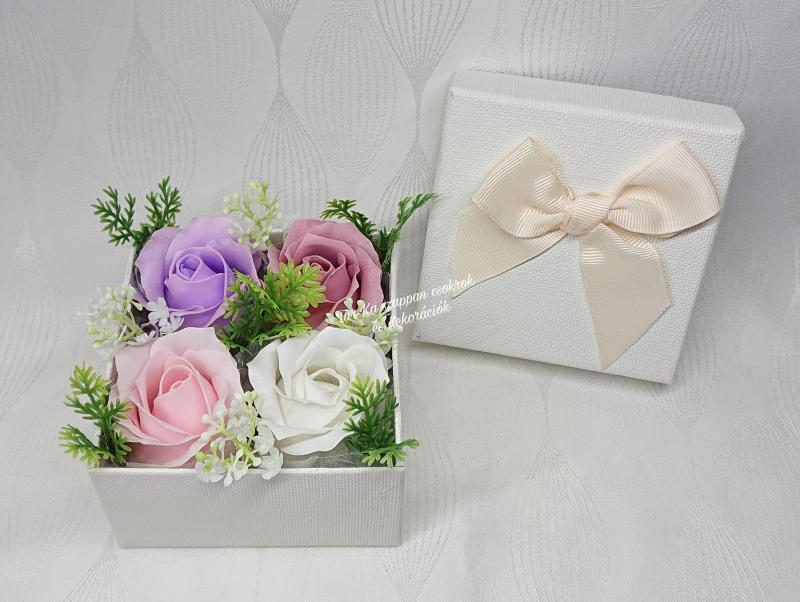 Szappanrózsák kocka alakú fehér boxban