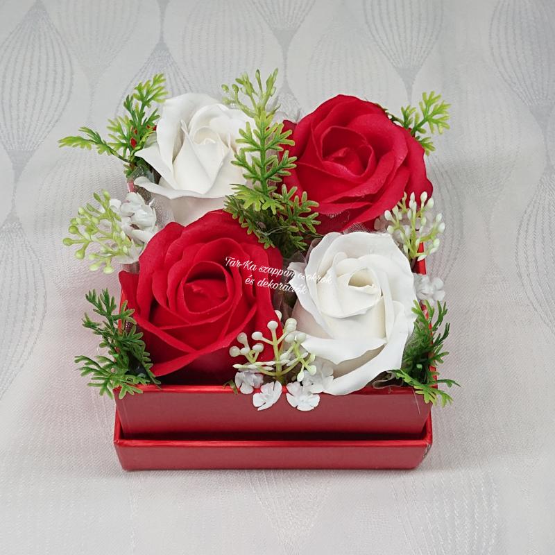 Szappanrózsák kocka alakú piros boxban