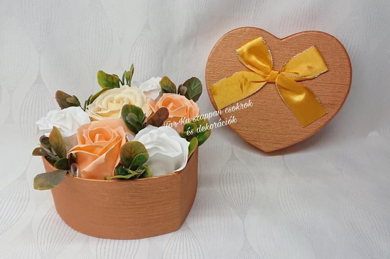 Szappanrózsák szív alakú arany boxban