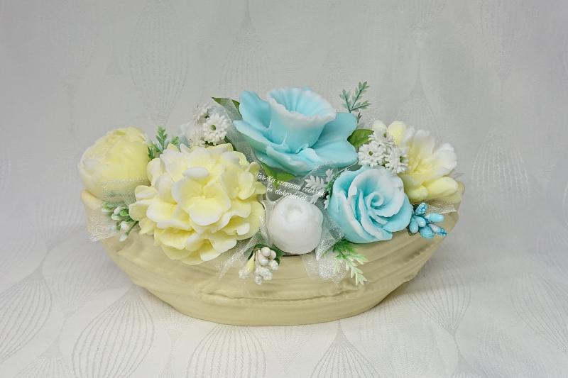 Szappanvirág csokor csónak alakú kaspóban