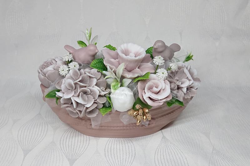 Szappanvirág csokor csónak alakú kaspóban