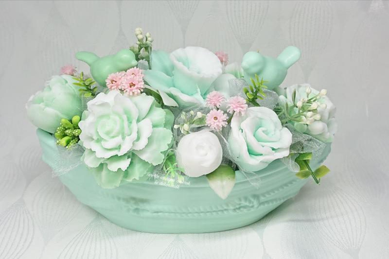 Szappanvirág csokor csónak alakú kaspóban