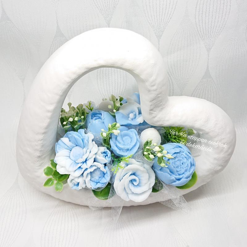 Szappanvirág csokor fehér szív kosárban